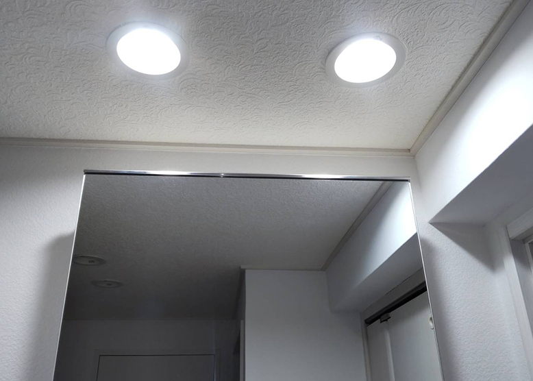 洗面所カガミ上ダウンライト工事